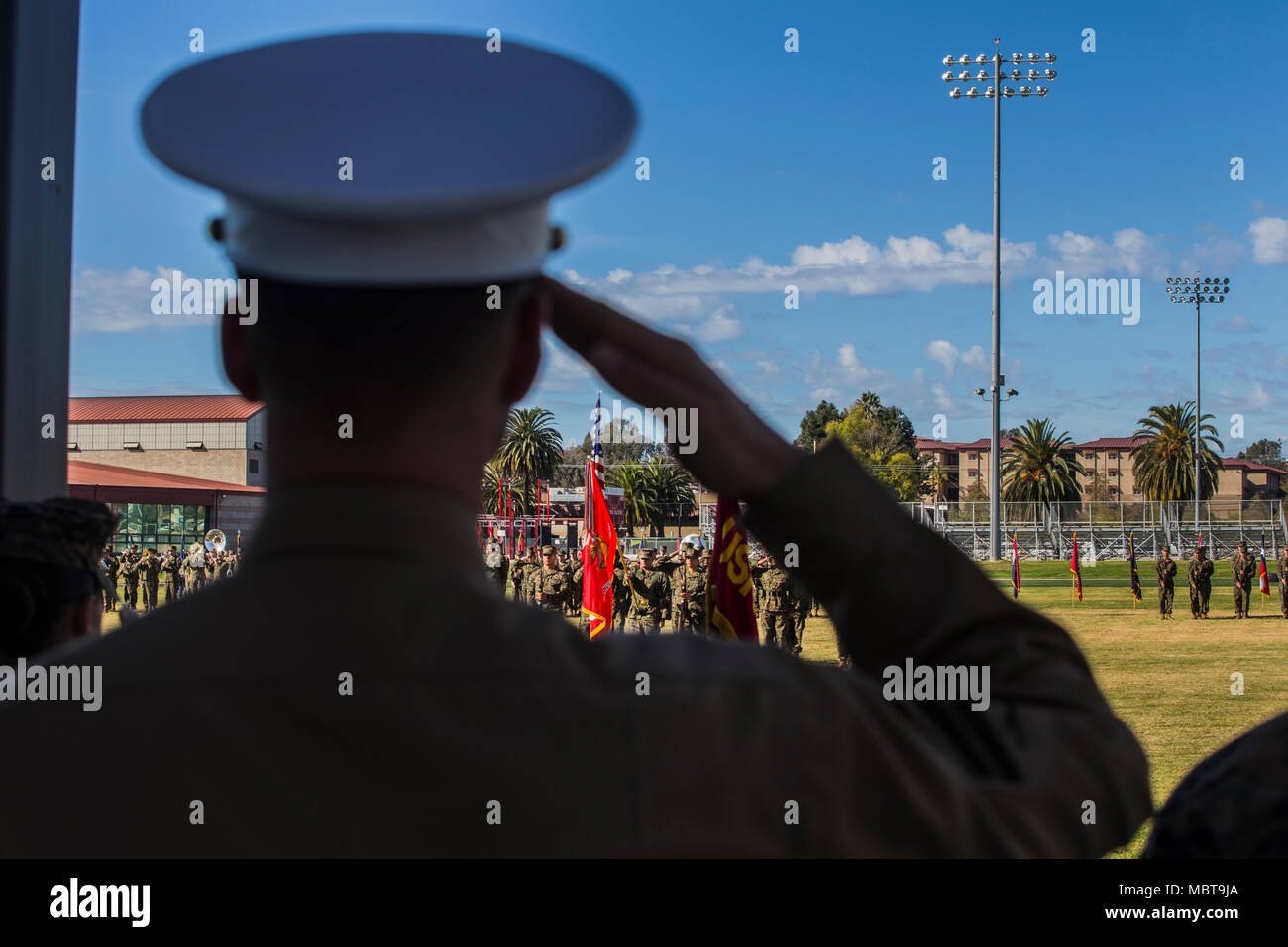 Us Marine Cpl. Joseph Purkiss, ein Data Systems Administrator mit der Bekämpfung der Logistik Bataillon 1, Bekämpfung der Logistik Regiment 1, 1 Marine Logistik Gruppe, begrüßt den alten Ruhm während dem Spielen der Nationalhymne während der Sgt. Maj. Jimmy Ferriss' Retirement Zeremonie in Camp Pendleton, Kalifornien, Jan. 4, 2018. Ferriss serviert mit CLB-1 von Juni 2016 bis Januar 2018. (U.S. Marine Corps Foto von Lance Cpl. Adam Dublinske) Stockfoto