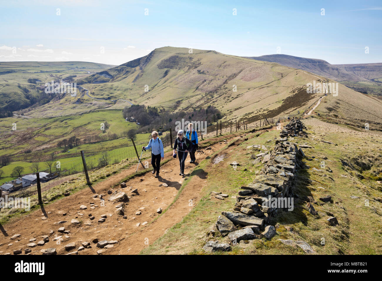 Wanderer auf dem großen Ridge Spaziergang an der Hollins Cross mit Blick auf Mam Tor und Hoffnung und Edale Täler, Castleton, Peak District National Park Stockfoto