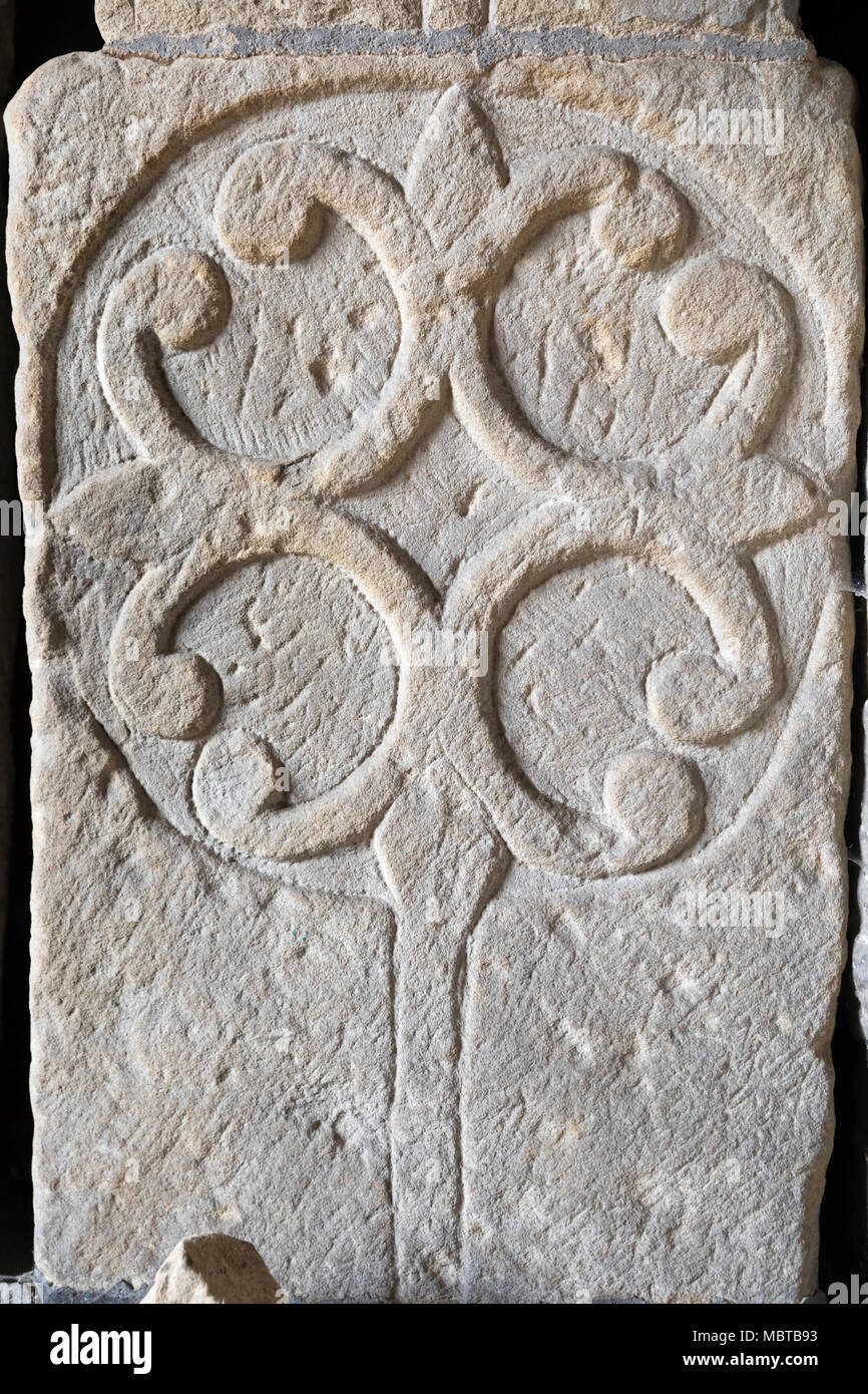 Geschnitzte mittelalterliche Stein Fragment in der Vorhalle der Kirche, Bakewell, Derbyshire, England, Vereinigtes Königreich, Europa Stockfoto