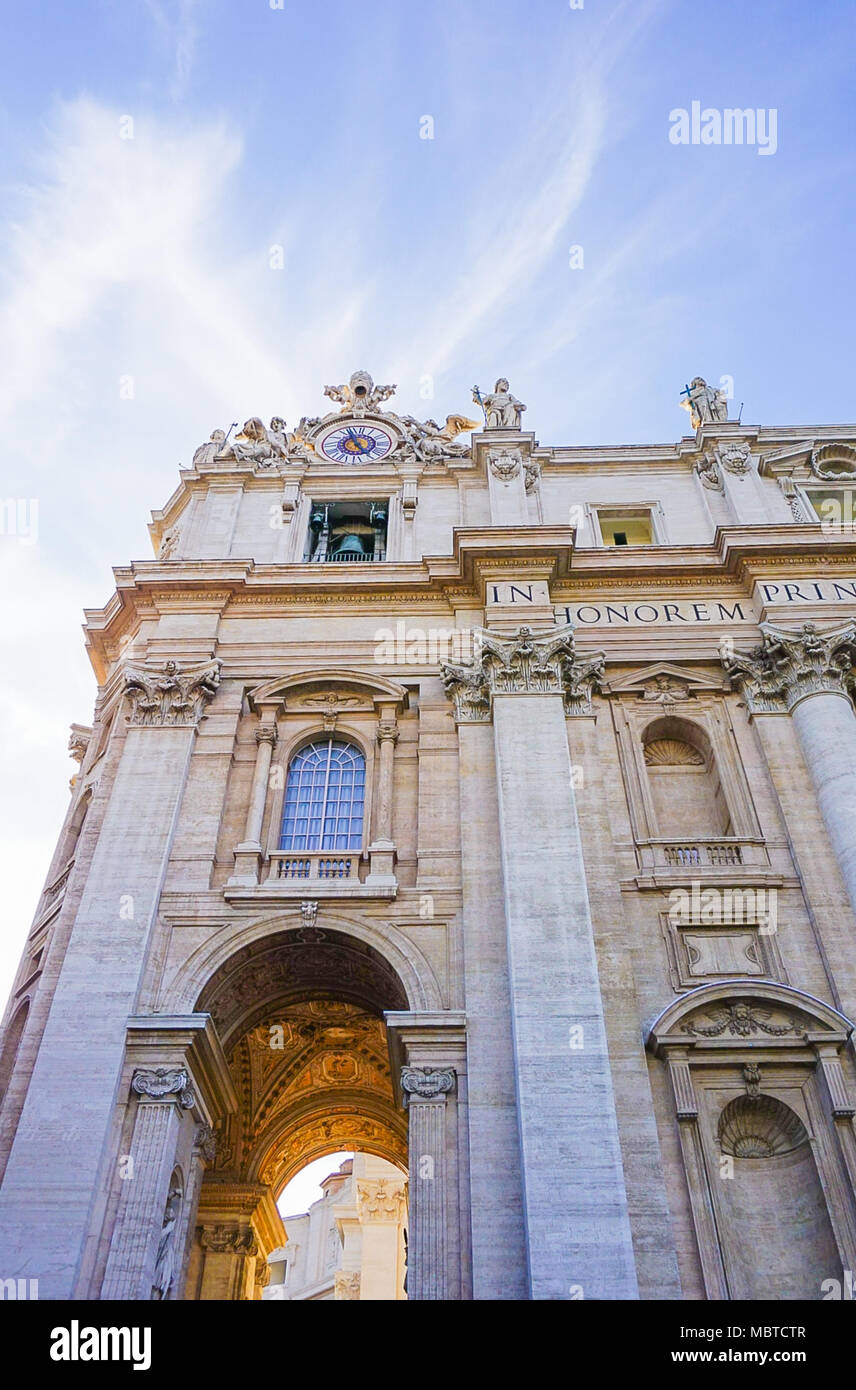 Die Fassade der Petersbasilika im Vatikan gerade ausserhalb von Rom, Italien Stockfoto