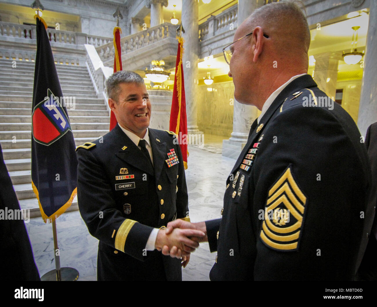 Armee finden Brig. Gen. Doug Cherry (links), stellvertretender Kommandierender General, 76th Division (Operational Response), erhält eine congratulatory Handshake von Command Sgt. Maj. Jeffrey G. Darlington, command Sergeant Major, 76th Div (ODER), während der Cherry Förderung Zeremonie allgemeine Jan. 6 an der Utah State Capital Building in Salt Lake City zum brigadier. Cherry trat der Armee im Jahre 1983 und hat in einer Reihe von Führungspositionen während seiner langen Karriere serviert. (Offizielle U.S. Army Reserve Foto von Sgt. 1. Klasse Brent C. Powell) Stockfoto