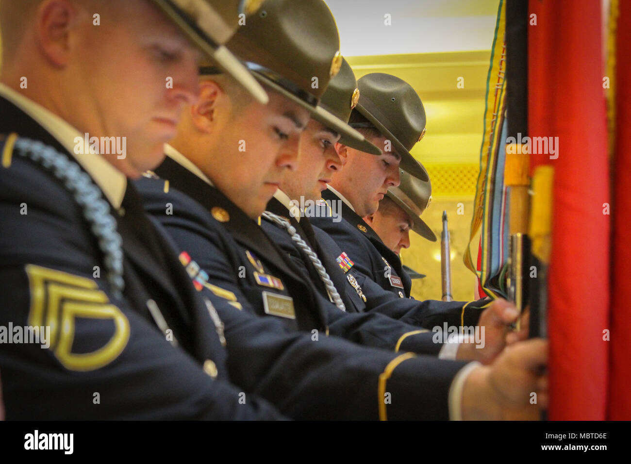 Armee Finden drill Sergeants von Firma E, 1st Battalion, 415Th Infanterie Regiment (Basic Combat Training), Post die Farben während der Werbeaktion Zeremonie für Brig. Gen. Doug Kirsche, stellvertretenden kommandierenden General, 76th Division (Operational Response), an der Utah State Capital in Salt Lake City, 31.01.6. Cherry trat der Armee im Jahre 1983 und hat in einer Reihe von Führungspositionen während seiner langen Karriere serviert. (Offizielle U.S. Army Reserve Foto von Sgt. 1. Klasse Brent C. Powell Stockfoto