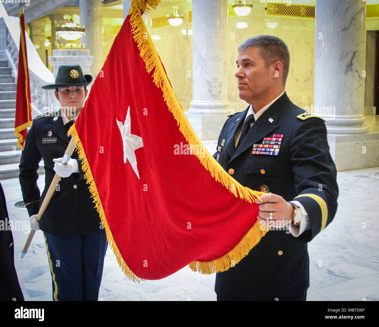 Armee finden Brig. Gen. Doug Cherry (rechts), Stellvertretender kommandierender General, 76th Division (Operational Response), entfaltet die Brigadegeneral Offiziere Flagge, während seiner Promotion Zeremonie allgemeine Jan. 6 an der Utah State Capital Building in Salt Lake City zum brigadier. Cherry trat der Armee im Jahre 1983 und hat in einer Reihe von Führungspositionen während seiner langen Karriere serviert. (Offizielle U.S. Army Reserve Foto von Sgt. 1. Klasse Brent C. Powell) Stockfoto