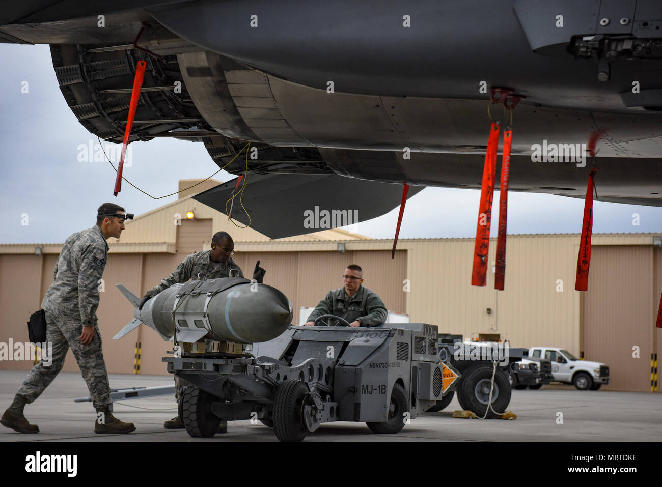 Staff Sgt. Brett Rosales-Carr, Staff Sgt. Mekai Stewart und Airman 1st Class Tristan McNay, 57 Aircraft Maintenance Squadron last Crew Mitglieder, Transport eine Markierung 84 Bombe während der Besatzung Wettbewerb des Jahres am Nellis Air Force Base, Nev, Jan. 8, 2018. Jeder Flieger spielte eine Rolle Erfolg Ihres Teams durch die Arbeit als eine zusammenhängende Einheit zu erhöhen. (U.S. Air Force Foto von Airman 1st Class Andrew D. Sarver/Freigegeben) Stockfoto