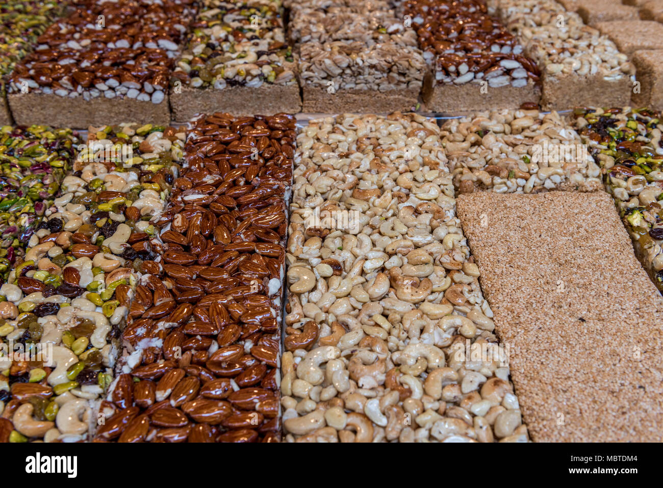 Israel, Tel Aviv-Yafo - 16 März 2018: Nahost Desserts im shuk Hacarmel Markt Stockfoto