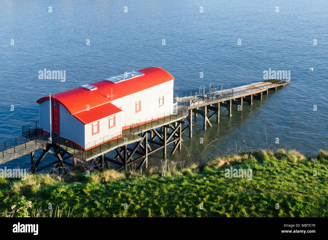 Die alten Rettungsboot Station am Hafen von Tenby der Klasse 2 aufgeführt und hat in ein Haus umgebaut worden Stockfoto