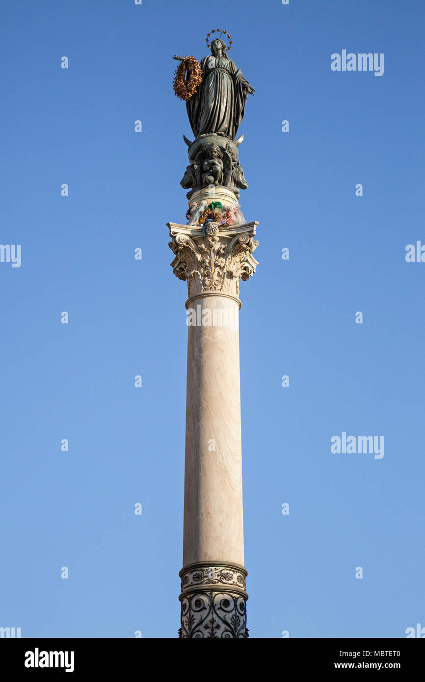 Die Spalte von der Unbefleckten Empfängnis (La Colonna della Immacolata) ist ein Denkmal in der Stadt Rom, es zeigt die Jungfrau Maria mit Blumen. Stockfoto