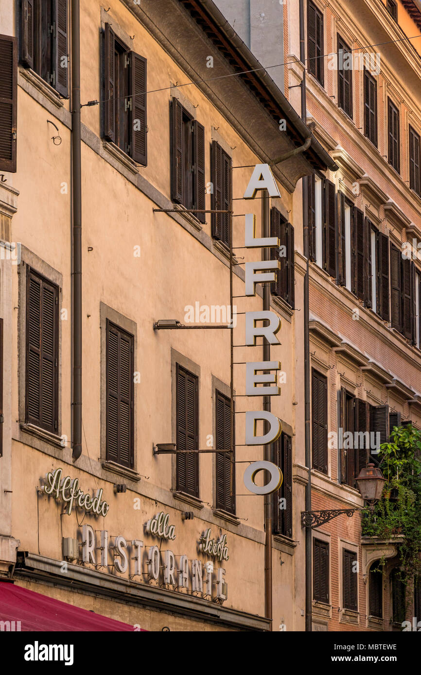 Die Fassade und das Schild über Alfredo alla Scrofa Ristorante, Via Della Scrofa, Rom, Italien. Ein Restaurant, bekannt für seine Behauptung der Geburtsort von zu sein Stockfoto