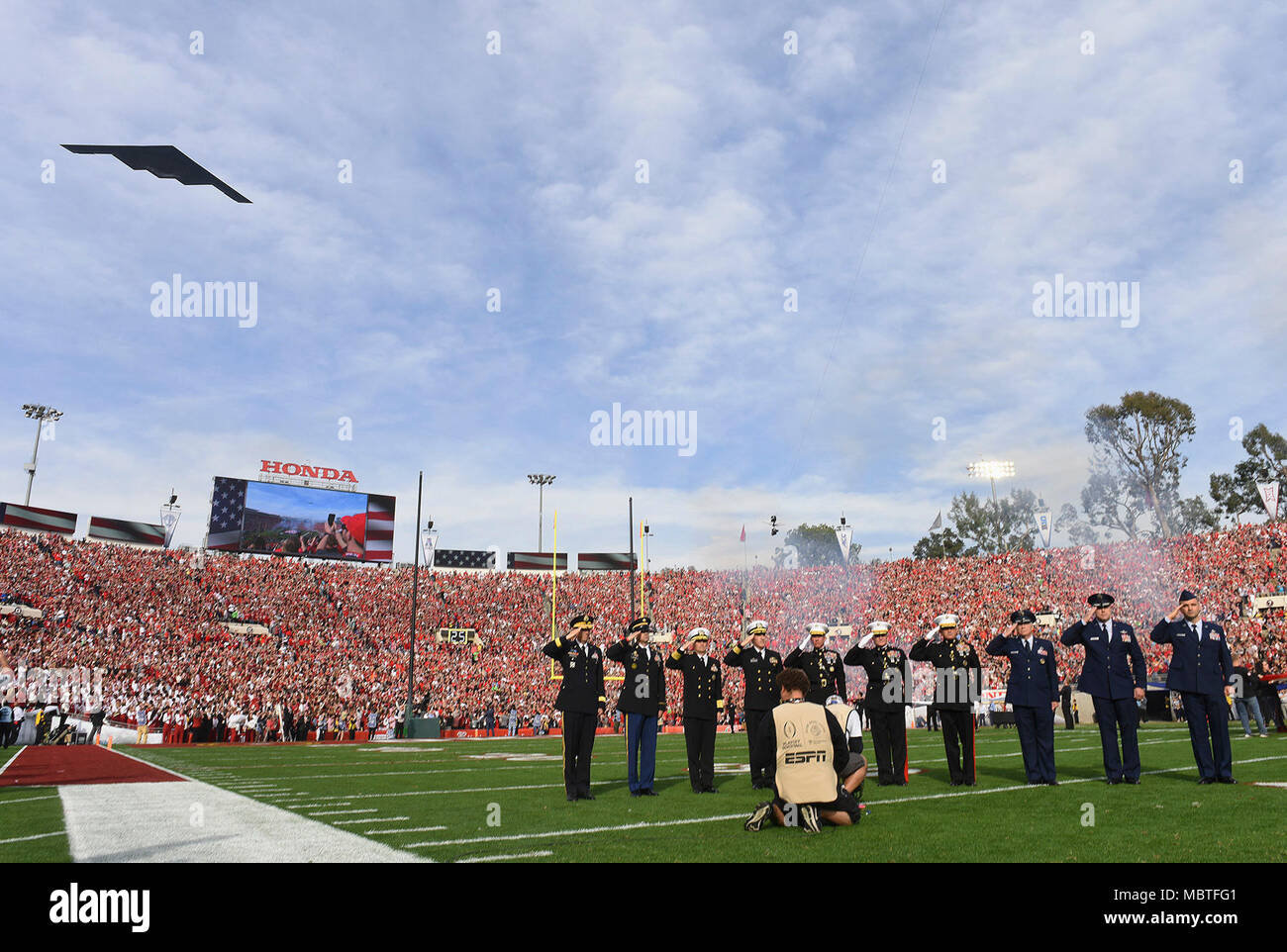 Ein US Air Force B-2 Spirit von whiteman Air Force Base, Calif., führt eine Überführung während der nationalen Hymne an die 2018 Rose Bowl in Pasadena, Calif., Jan. 1, 2018. Die Universität von Georgia und von der Universität von Oklahoma wurden in der 104 Rose Bowl Spiel abgestimmt. Das Fußballspiel ging in doppelte überstunden vor der Universität von Georgia gewann mit einem Ergebnis von 54 zu 48. Stockfoto