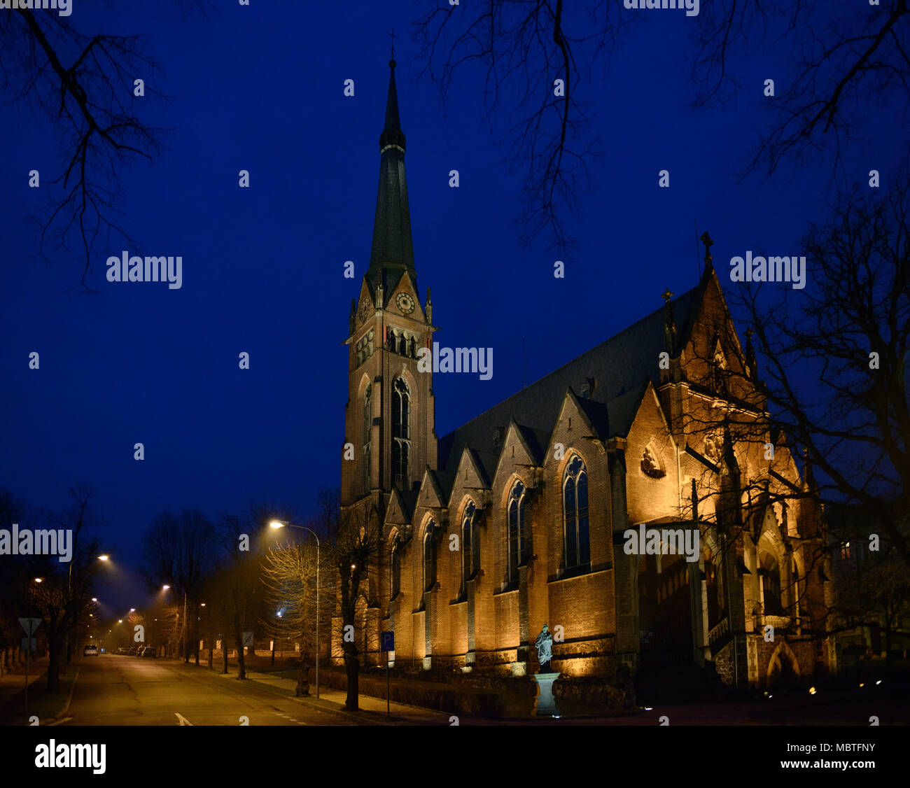 Blick auf die Altstadt neogotische katholische St. Elizabeth Church in die Nachtbeleuchtung in Teplice, Tschechische Republik. Stockfoto