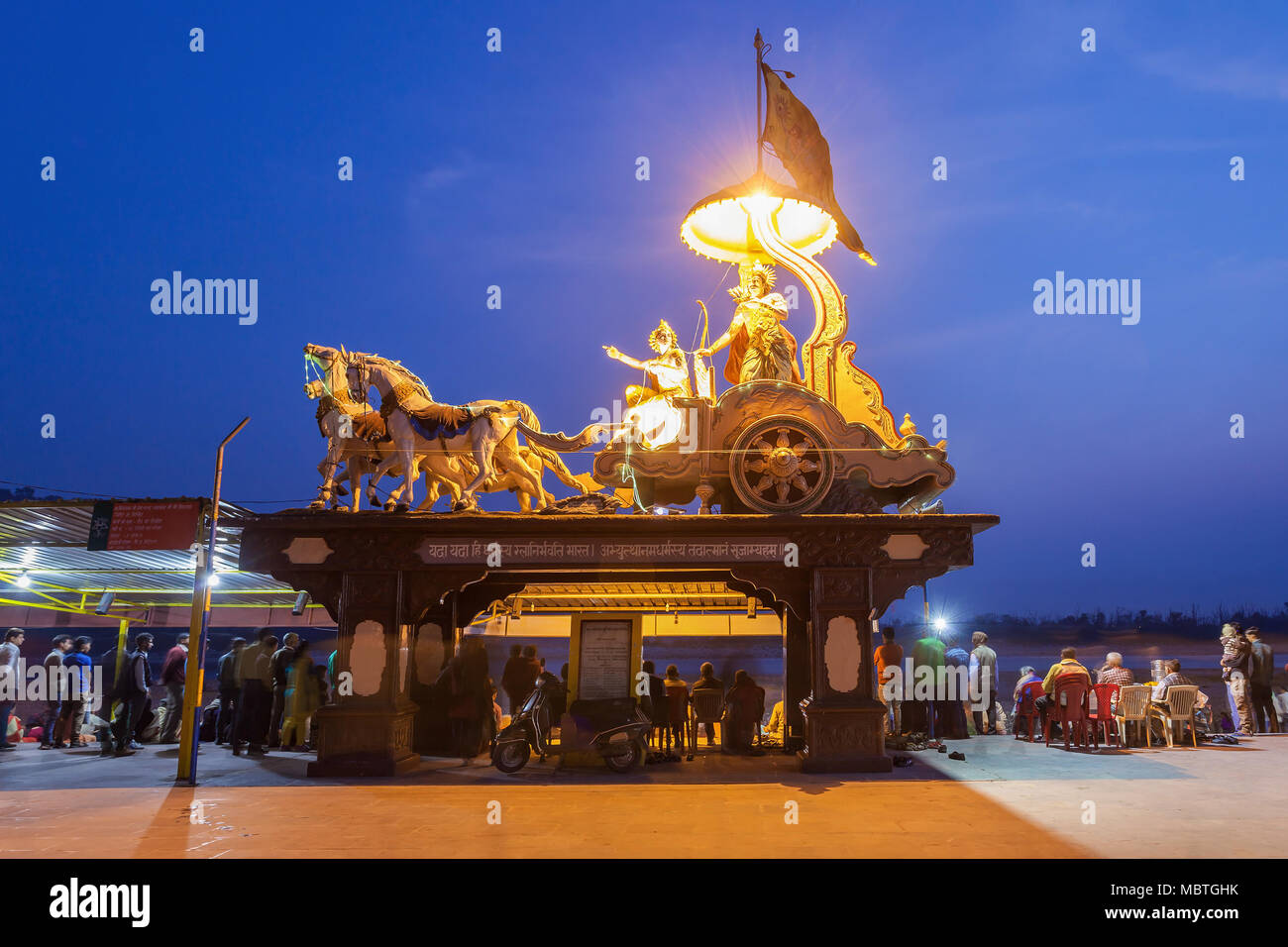 RISHIKESH, INDIEN - November 08, 2015: Die Statue des hinduistischen Gottes Krishna und seine Anhänger Arjuna in Rishikesh nachts, Nordindien. Stockfoto