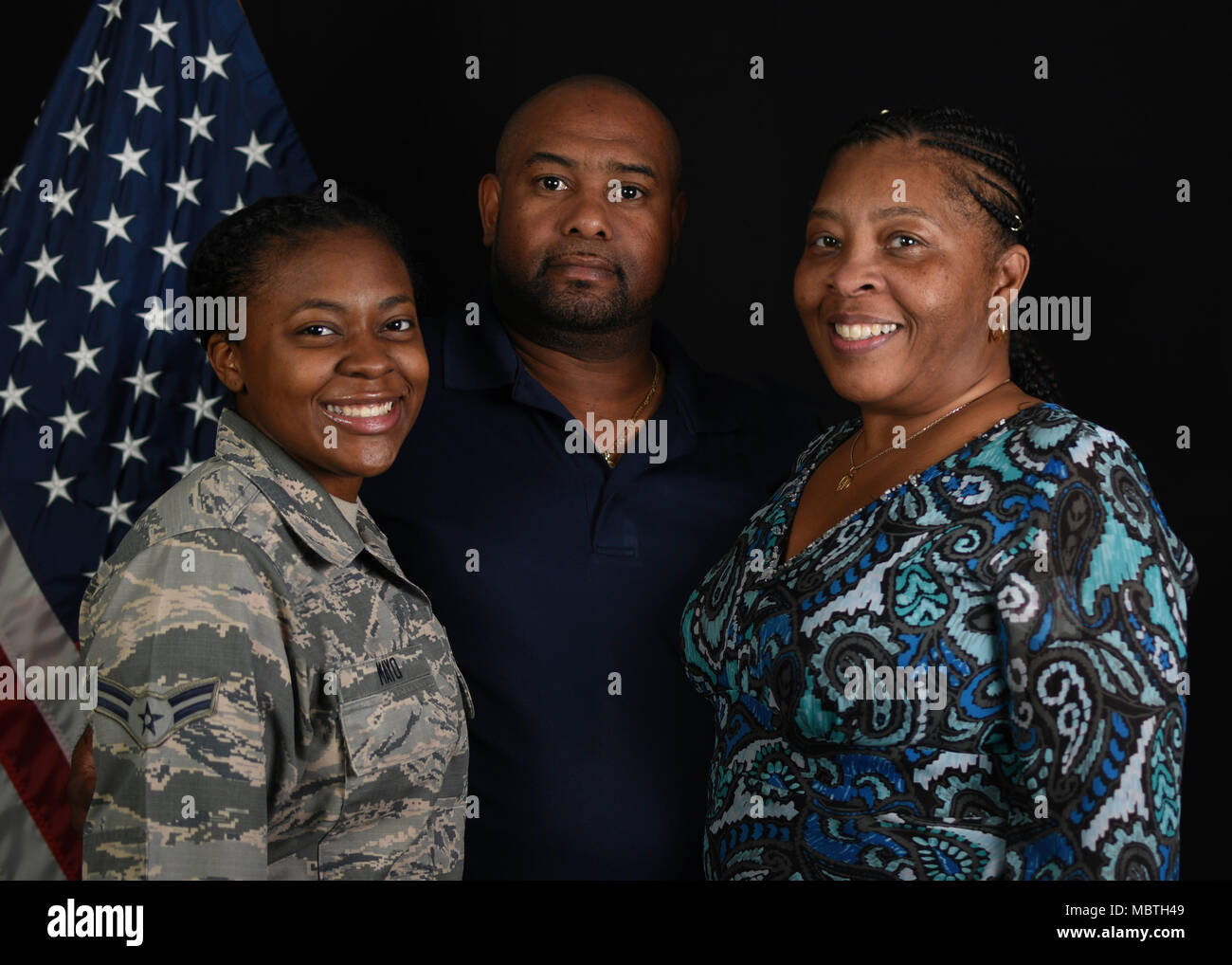 Airman 1st Class Paris Mayo, 380 Expeditionary Communications Squadron, client support Techniker, und ihre Großeltern [Kelly und Areon 7 Robinson] für eine Familie Portrait an Al Dhafra Air Base, Vereinigte Arabische Emirate Jan. 9, 2018 darstellen. Die Mayo und Robertson Familie haben mehr als 50 Jahre in Übersee tätig. (U.S. Air National Guard Foto Illustration von Staff Sgt. Colton Elliott) (dieses Bild über die Unschärfe und Klonierungstechniken erstellt wurde) Stockfoto