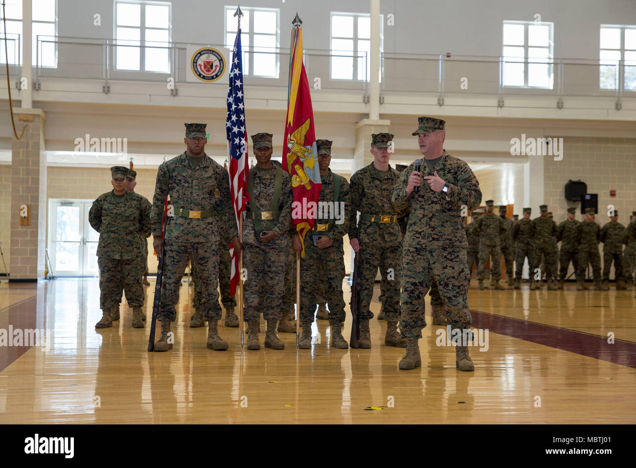 Sgt. Maj. Scott D. Grad, Sergeant Major, Marine Corps Installationen Ost, Marine Corps Base Camp Lejeune, gibt seine Bemerkungen während eine Erleichterung und Termin Zeremonie an der Wallace Creek Gymnasium auf MCB Camp Lejeune, N.C., Jan. 8, 2018 statt. Die traditionelle Zeremonie symbolisiert den Übergang der Zuständigkeiten von Sgt. Maj. Scott D. Grad zu Sgt. Maj Charles A. Metzger. (U.S. Marine Corps Foto von Lance Cpl. Damaris Arias) Stockfoto