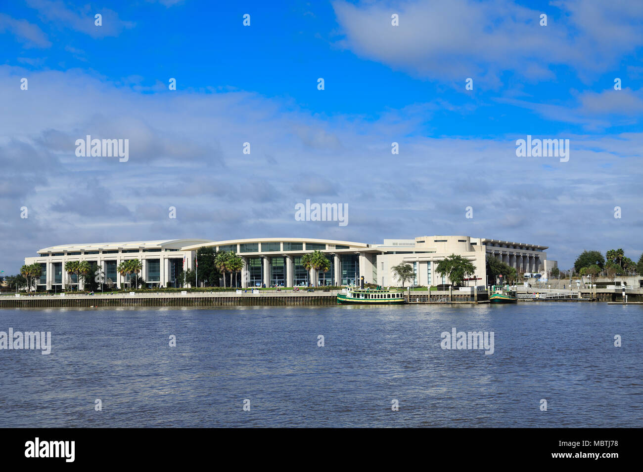 Fähren im Hyatt convetion Center auf der Savannh River von der River Street Stockfoto