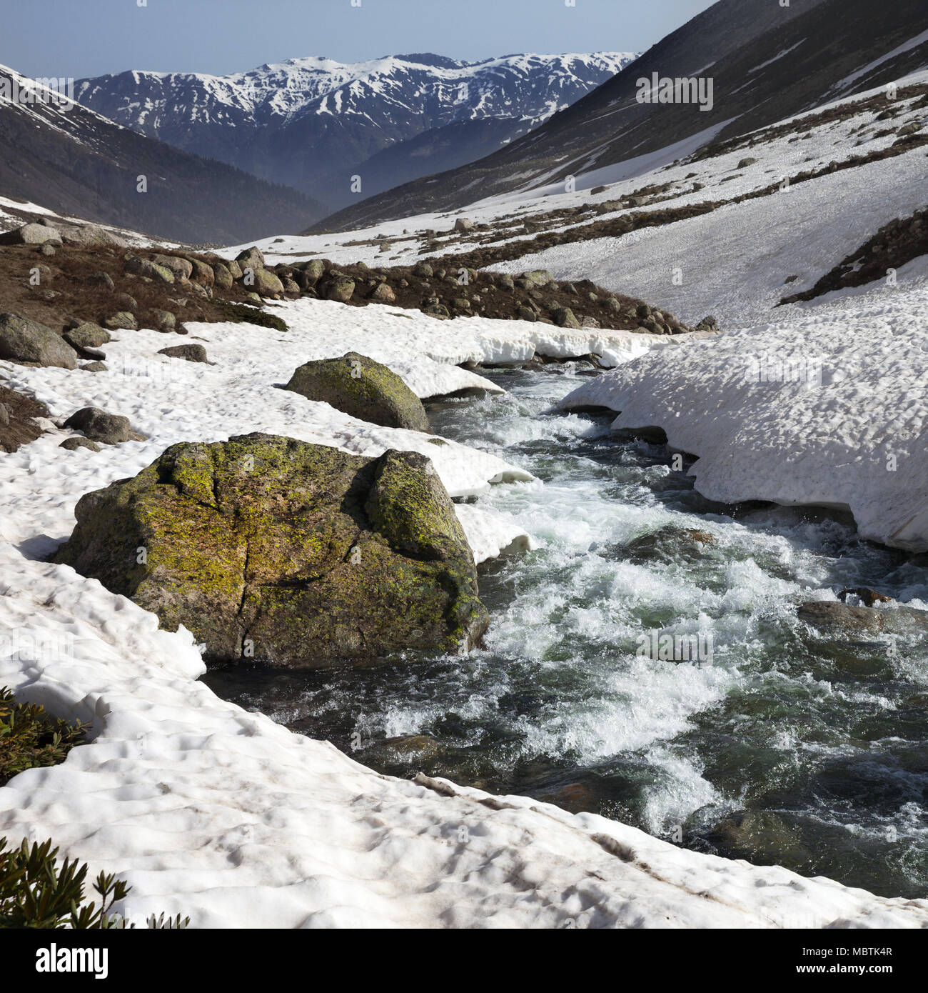 Fluss mit Schnee Brücken in den Bergen bei Sun Tag. Türkei, Kachkar Berge, höchsten Teil des Pontischen Gebirge. Stockfoto