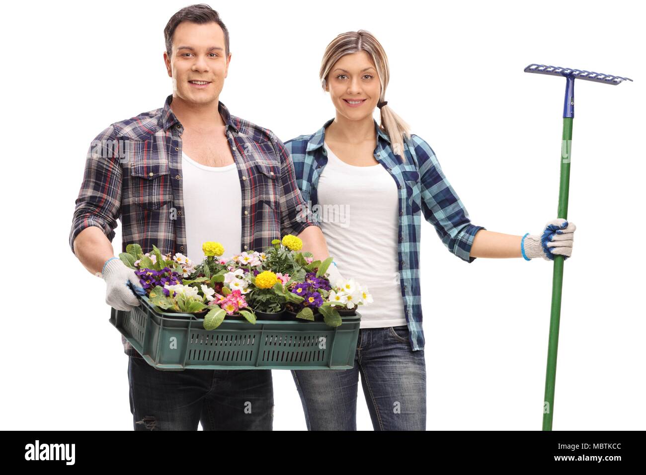 Männliche Gärtner mit einem Rack von Blumen und eine weibliche Gärtner mit einem Rechen auf weißem Hintergrund Stockfoto