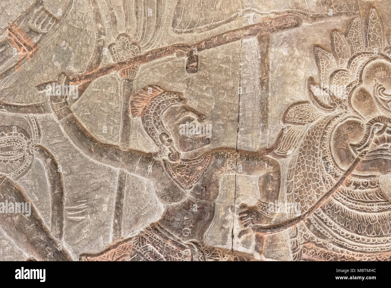 Angkor Wat Tempel, 12. Jahrhundert hinduistische Flachrelief Schnitzerei von Speerwerfer Soldat in der Schlacht, Angkor Wat Tempel, UNESCO-Weltkulturerbe, Kambodscha Stockfoto