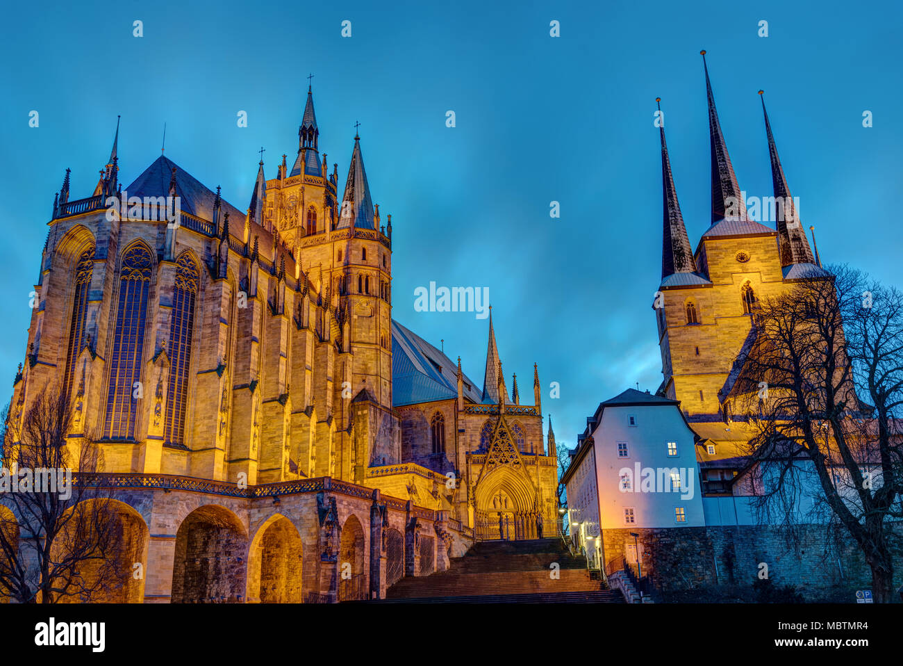 Die berühmten Dom und Severikirche in Erfurt beleuchtet nach Sonnenuntergang Stockfoto