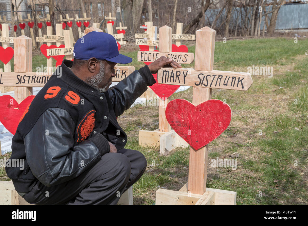Chicago, Illinois - Ziff Sistrunk Pausen von einem Kreuz seine Mutter ehrt, der war ein totschlagopfers im Jahre 1980. Sistrunk hat sieben Familienmitglieder verloren Stockfoto