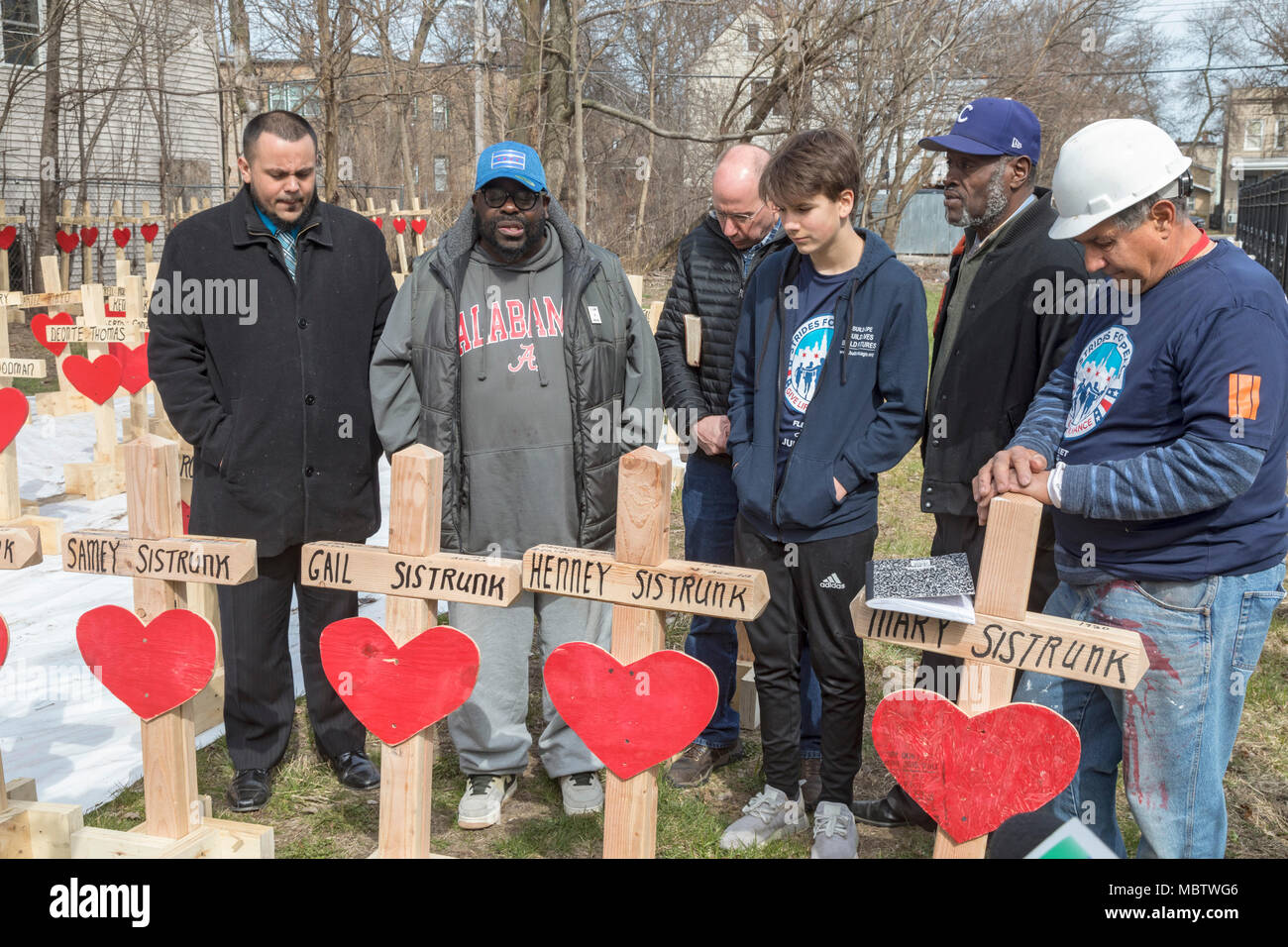 Chicago, Illinois - Rev. Donovan Preis (zweiter von links), betet ein Denkmal in Erinnerung an die sieben Verwandte, Ziff Sistrunk (Zweite von rechts) h Stockfoto