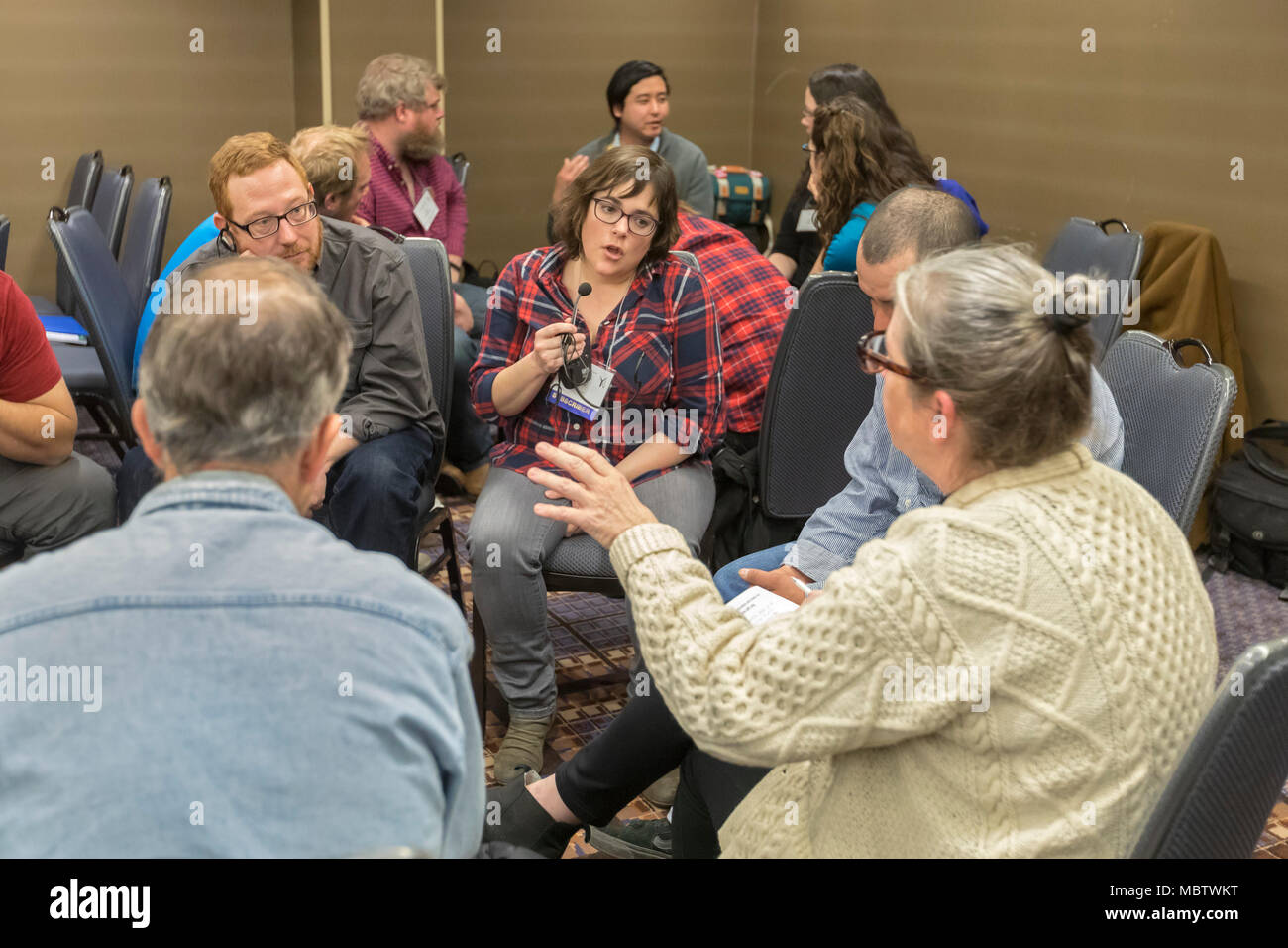 Chicago, Illinois - Johanna Parker übersetzt aus dem Englischen ins Spanische für Spanisch sprechende Teilnahme an einem Workshop bei halbjährlicher Arbeit Hinweise Konferenz Stockfoto