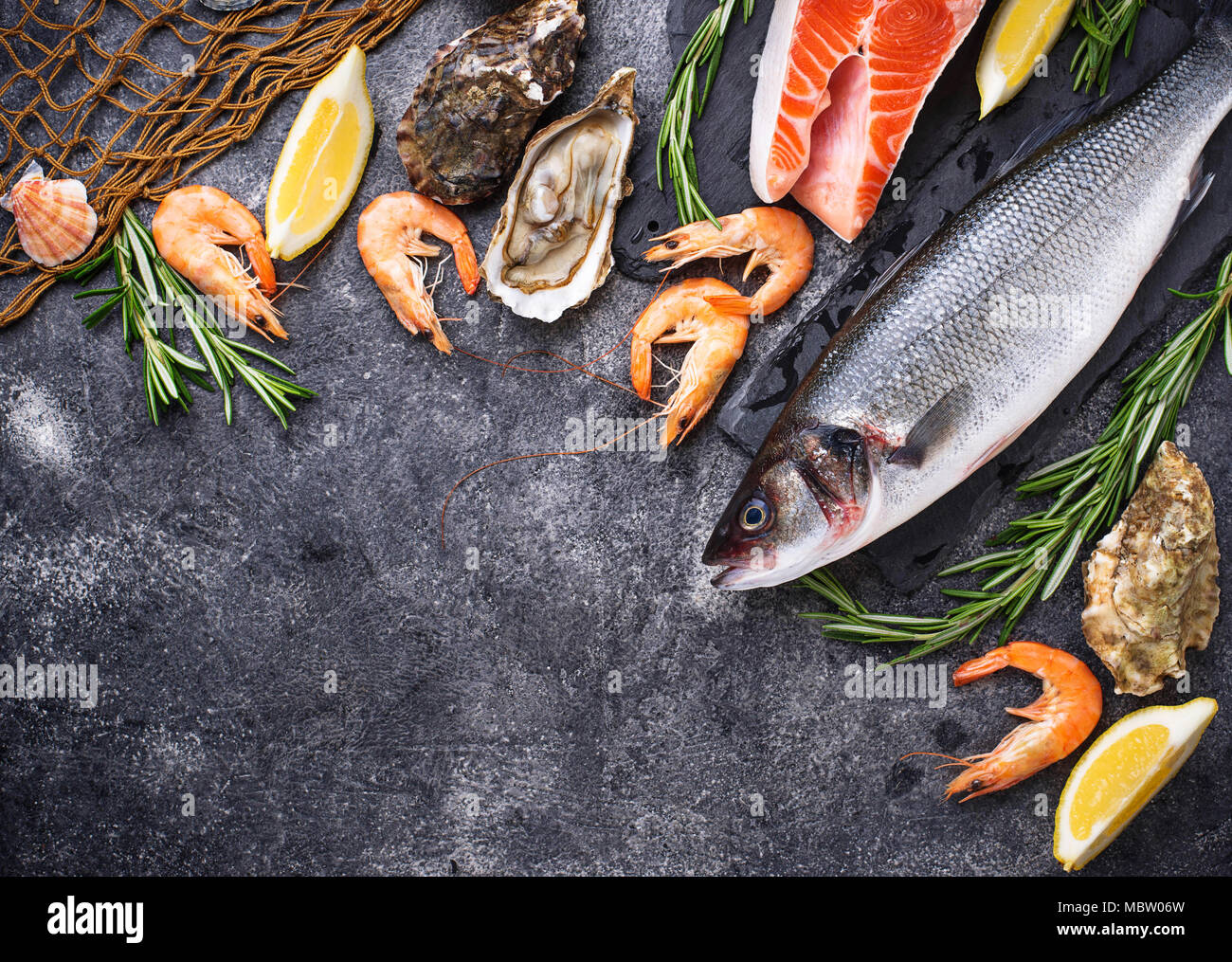 Lachs, Seebarsch, Krabben und Austern Stockfoto