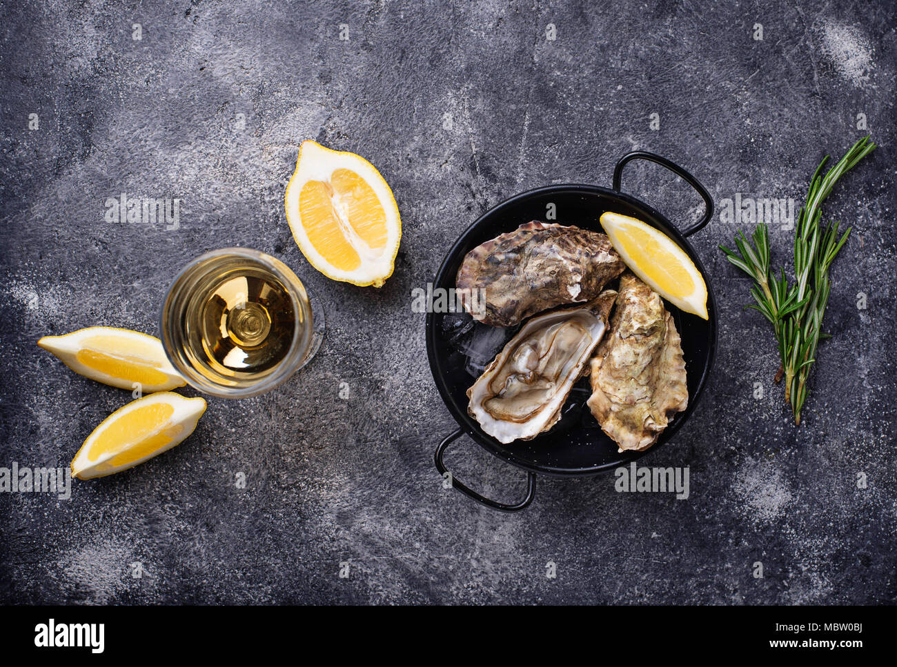 Frische Austern mit Zitrone und Weißwein Stockfoto
