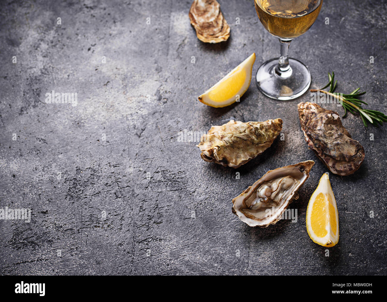 Frische Austern mit Zitrone und Weißwein Stockfoto