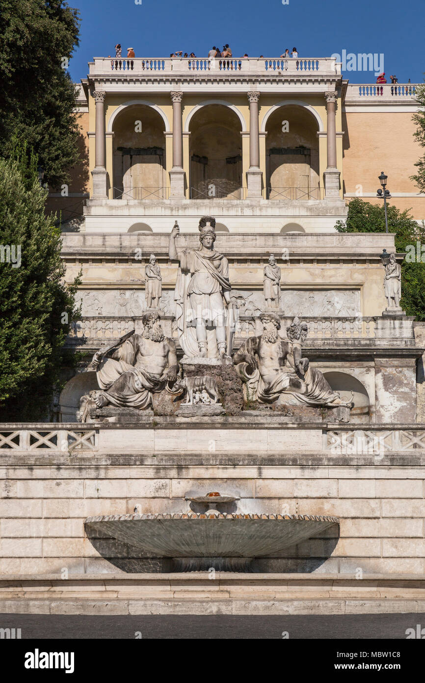 Der Brunnen von Rom, Piazza del Popolo, Rom, Italien. Unter dem Pincio Gärten ist die Fontana della Dea di Roma (Brunnen der Göttin von Rom) Stockfoto