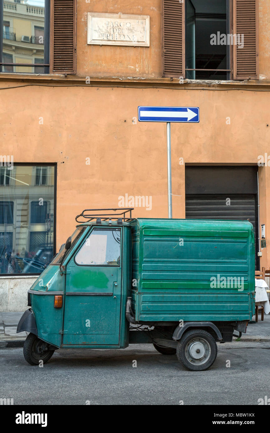Eine grüne Piaggio Ape van in einer Einbahnstraße in Rom, Italien, falsch geparkt! Stockfoto