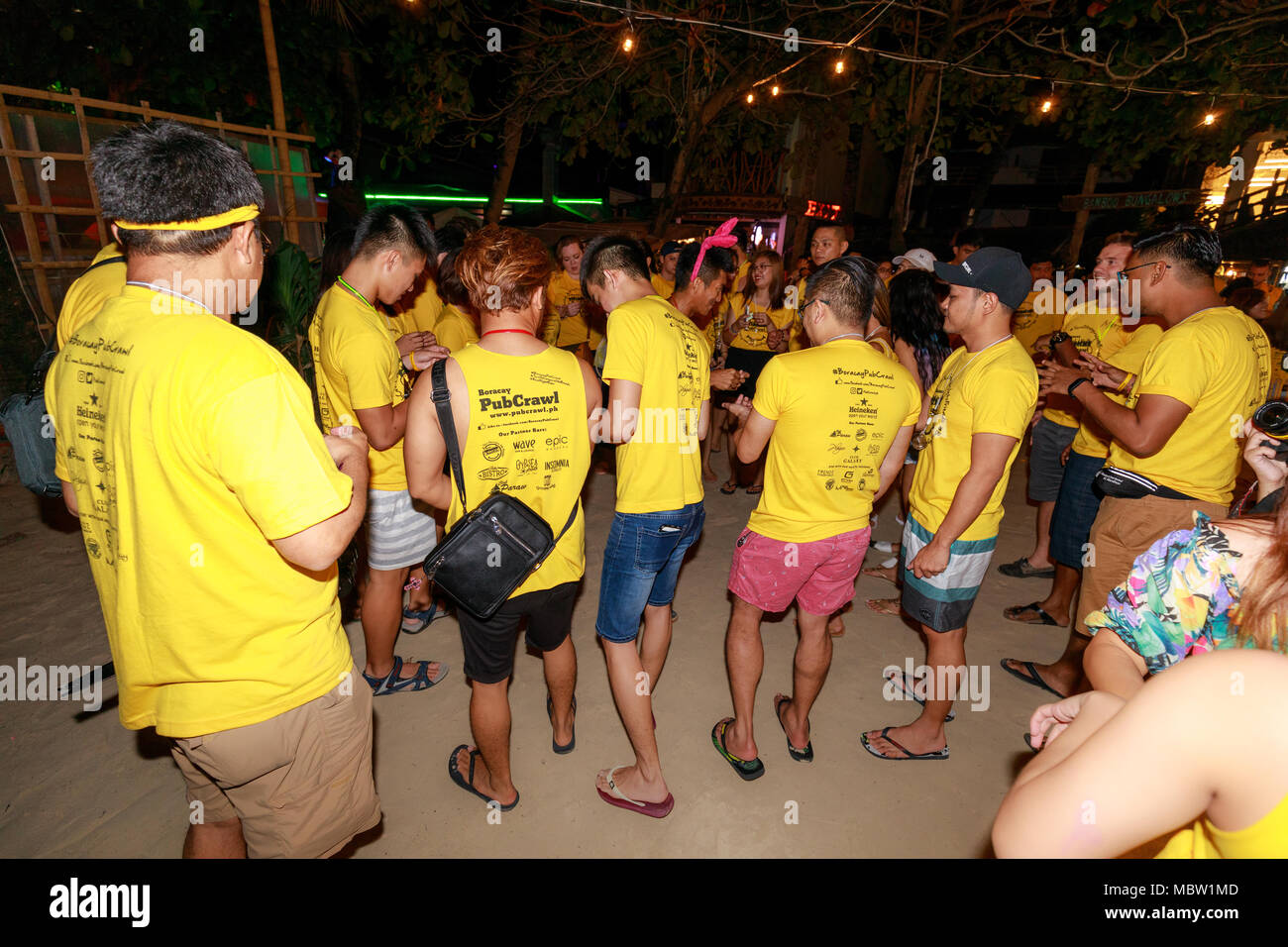 Boracay, Philippinen - 18.November 2017: Boracay Pubcrawl, Night Party, Freund in Boracay Stockfoto