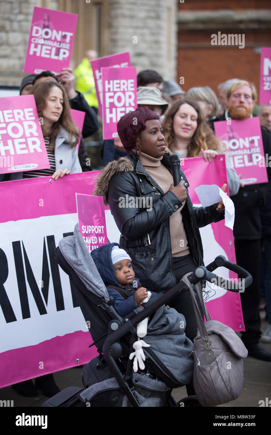 Pro-life-Aktivisten demonstrieren außerhalb Ealing Broadway Rathaus vor der Abtreibung Pufferzone Abstimmung diese Woche, London, UK Stockfoto