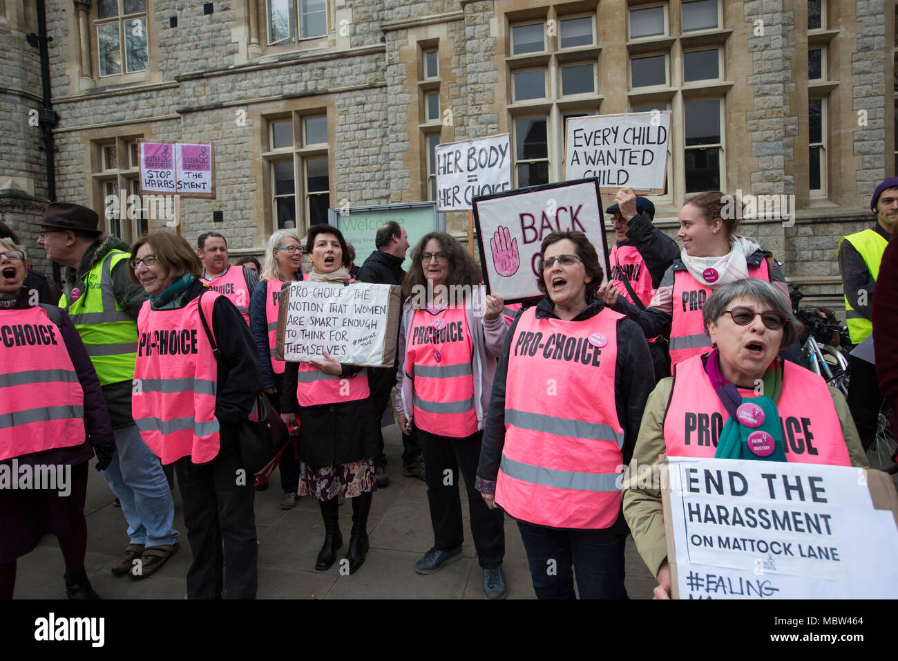 Pro-choice-Aktivisten und Schwester Unterstützer demonstrieren außerhalb Ealing Broadway Rathaus vor der Abtreibung Pufferzone Abstimmung diese Woche, London, UK Stockfoto
