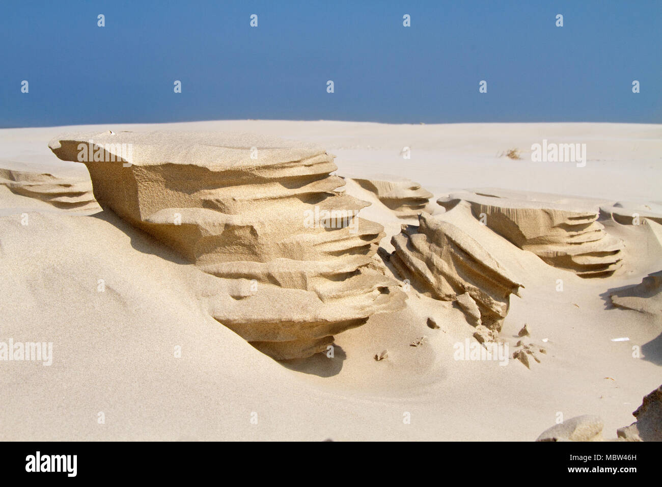 Winderosion Formen merkwürdige Skulpturen in den Sand des Strandes Stockfoto