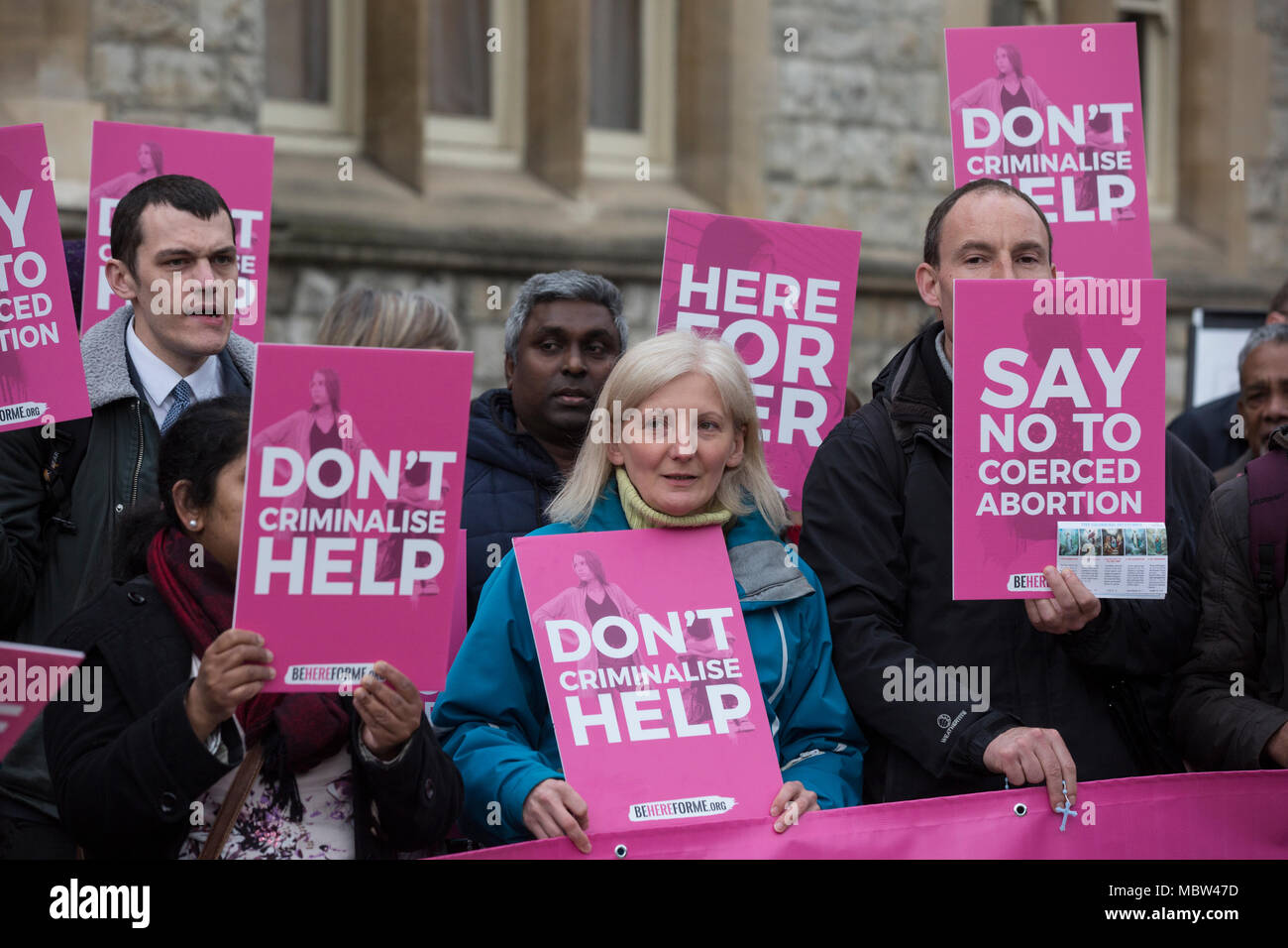 Pro-life-Aktivisten demonstrieren außerhalb Ealing Broadway Rathaus vor der Abtreibung Pufferzone Abstimmung diese Woche, London, UK Stockfoto