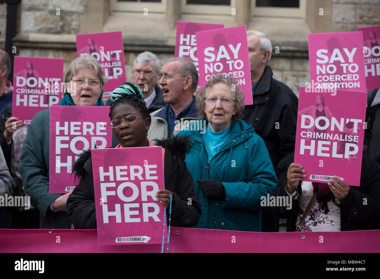Pro-life-Aktivisten außerhalb Marie Stopes Abtreibung Klinik, Ealing Broadway nach dem Schwangerschaftsabbruch Pufferzone Abstimmung diese Woche, London, UK Stockfoto