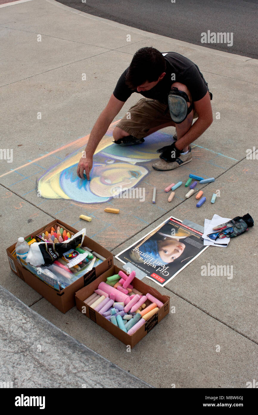 Ein Chalk artist Skizzen ein Porträt auf einem Bürgersteig am Alten vierten Station Arts Festival, am 29. Juni 2013 in Atlanta, GA. Stockfoto