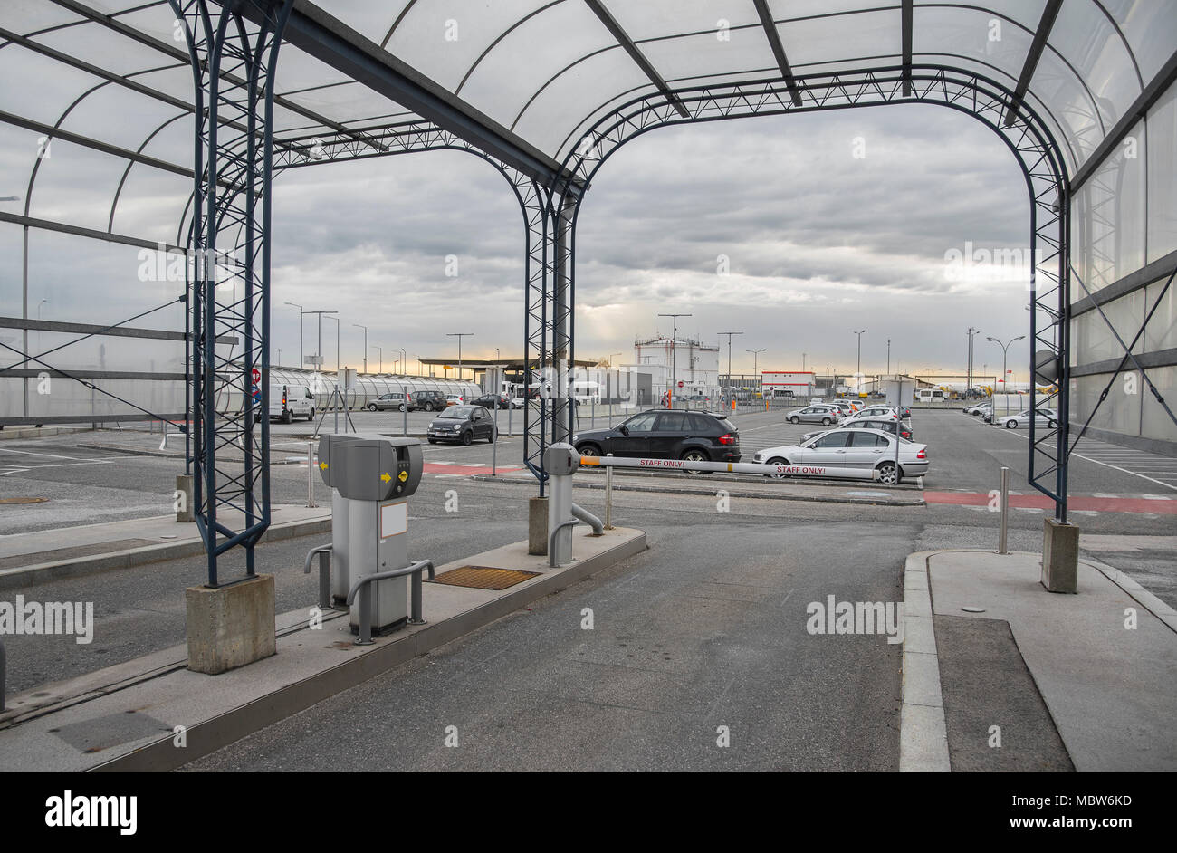 Material nur Parken am Flughafen Wien in Österreich Stockfoto