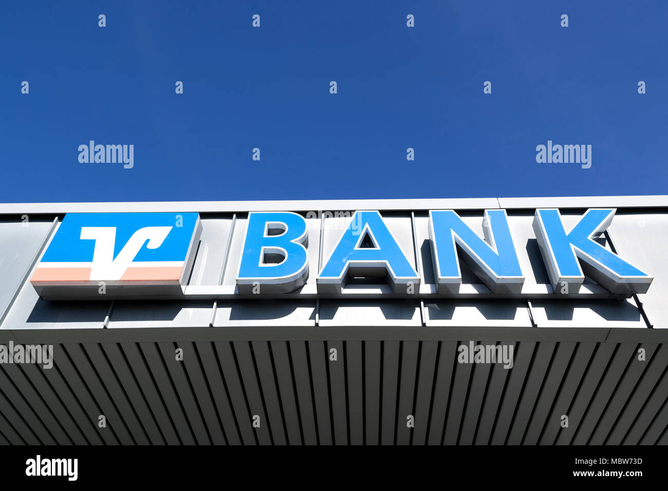 Logo am Eingang eines Deutschen Raiffeisenbank. "Volksbanken und Raiffeisenbanken' ist eine Marke der Genossenschaftsbanken in Deutschland. Stockfoto