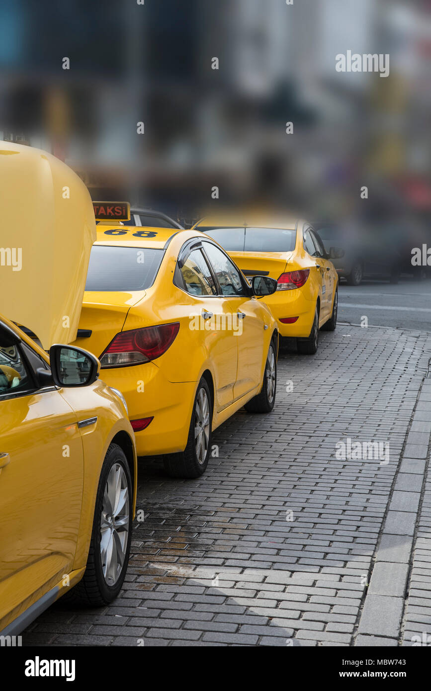 Gelbes Taxi auf dem Parkplatz in Istanbul Türkei Stockfoto