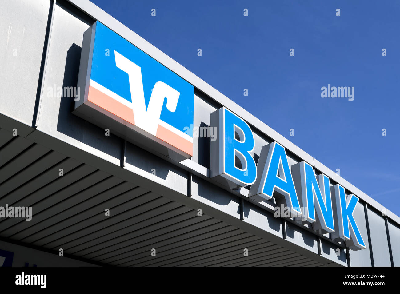 Logo am Eingang eines Deutschen Raiffeisenbank. "Volksbanken und Raiffeisenbanken' ist eine Marke der Genossenschaftsbanken in Deutschland. Stockfoto