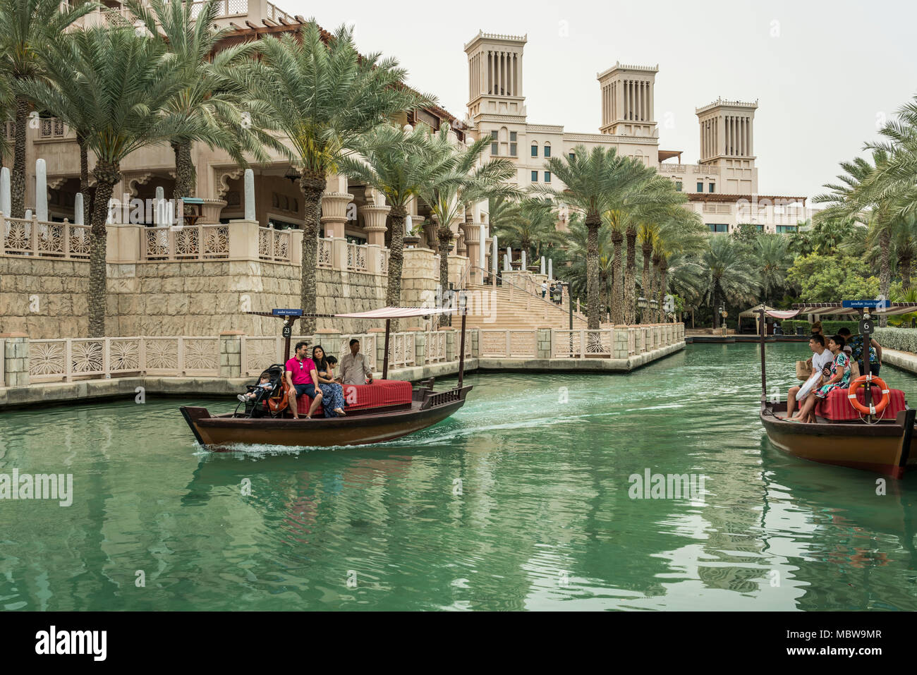 Abra Boote in den Kanälen des Madinat Jumeirah Souk in Dubai, UIAE, Naher Osten. Stockfoto