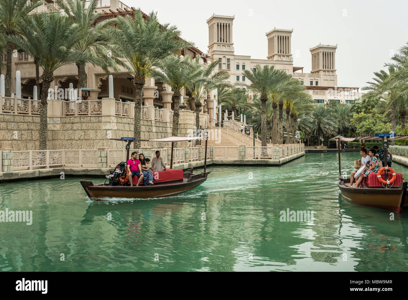 Abra Boote in den Kanälen des Madinat Jumeirah Souk in Dubai, UIAE, Naher  Osten Stockfotografie - Alamy