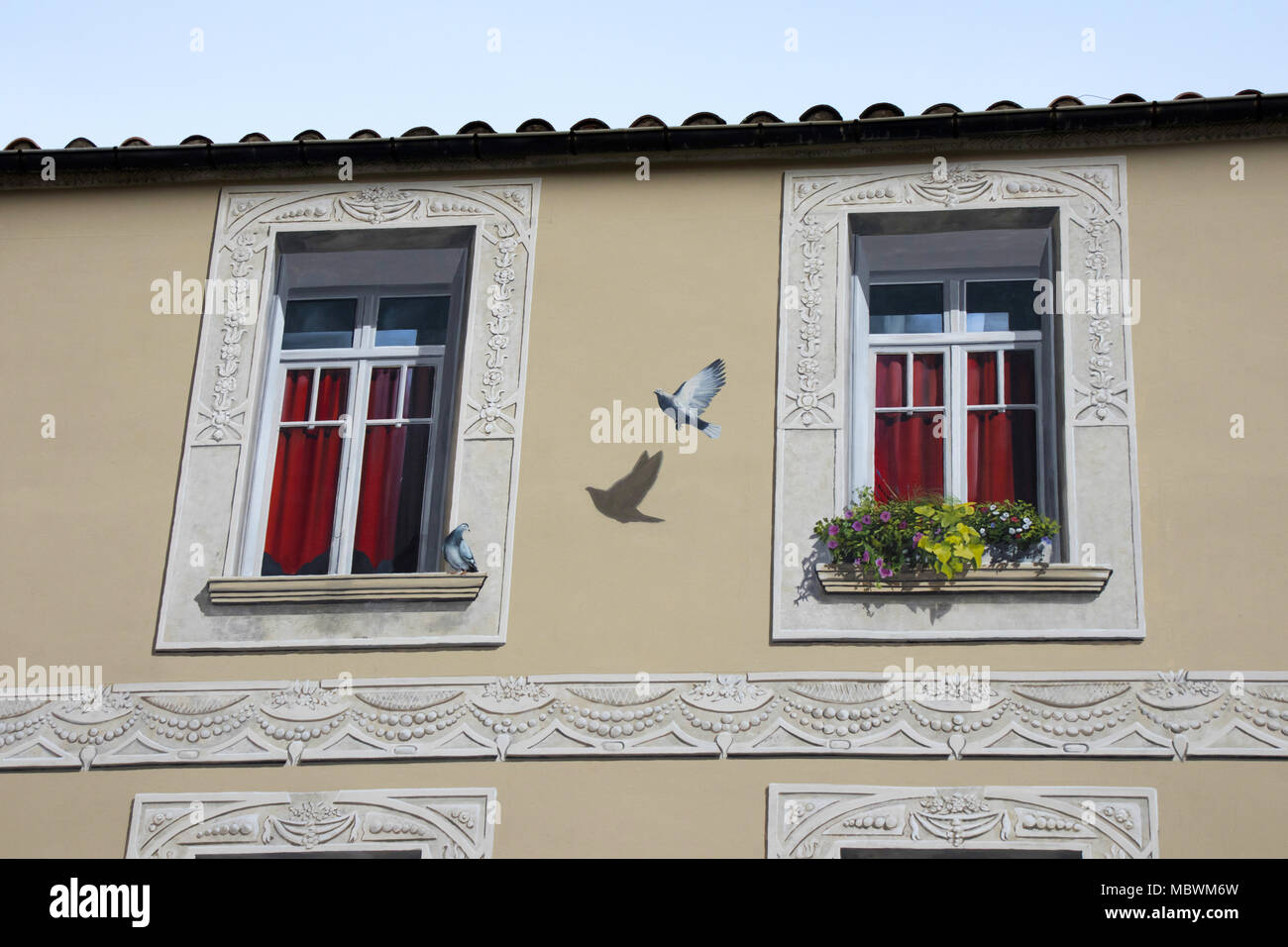 Deteail von Trompe-l'Oeil von der seitlichen eines Gebäudes in Prades, Languedoc-Roussillon, Pyrénées-Orientales, Frankreich Stockfoto