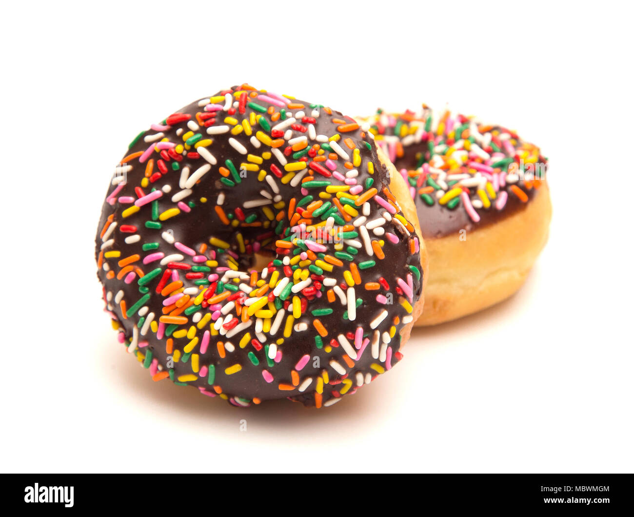 Schokolade bestreuen Donuts auf weißem Hintergrund Stockfoto
