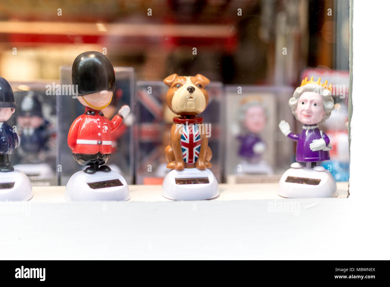 Ein Londoner Souvenir shop anzeigen Cartoon britischen Souvenirs einschließlich einer Queens guard, eine britische Bulldogge trägt einen Union Jack Fell und die Königin in der Stockfoto