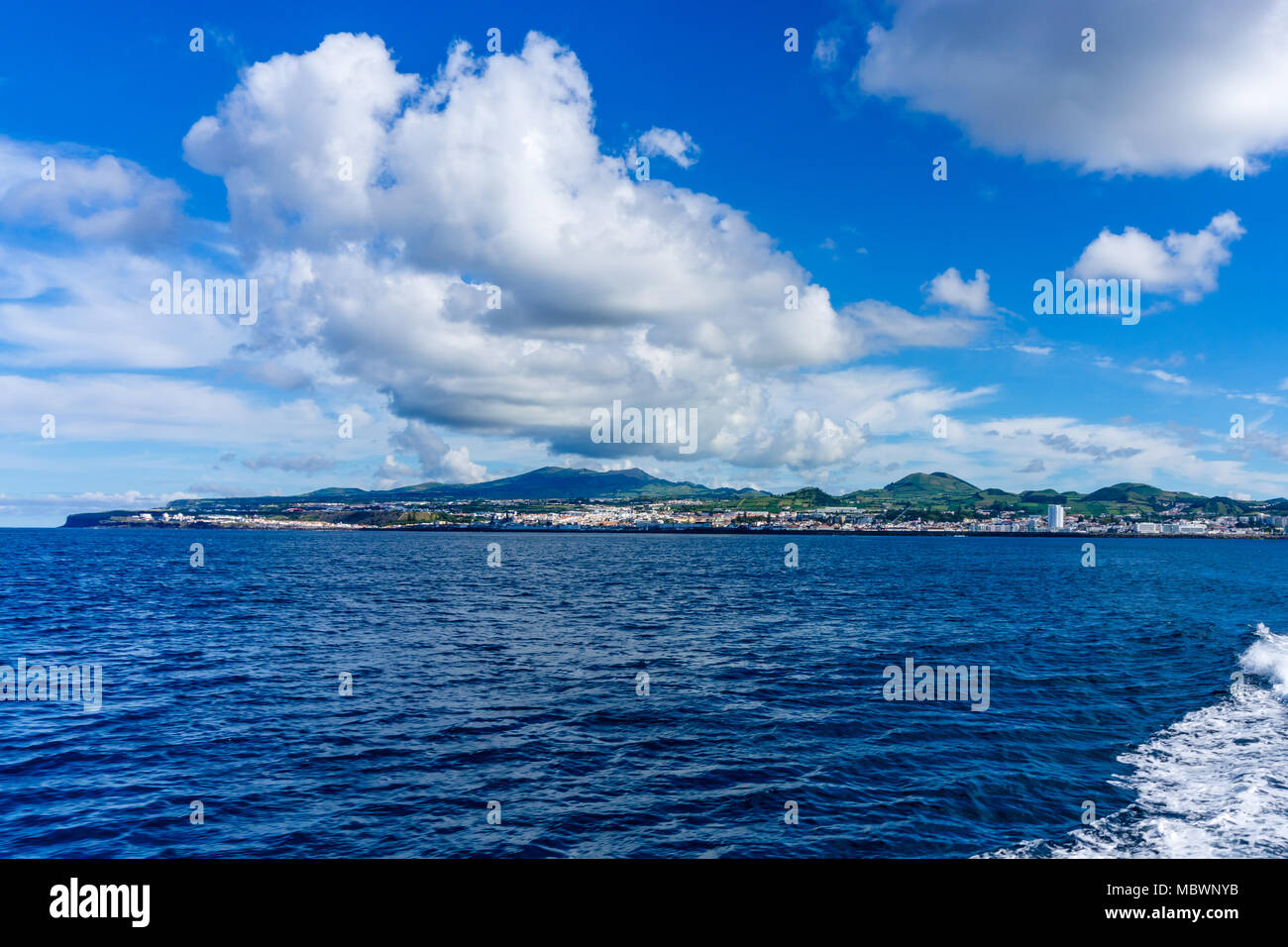 Blick vom Meer auf Vila Franca do Campo - Die Insel Sao Miguel in der portugiesischen autonomen Region der Azoren. Stockfoto