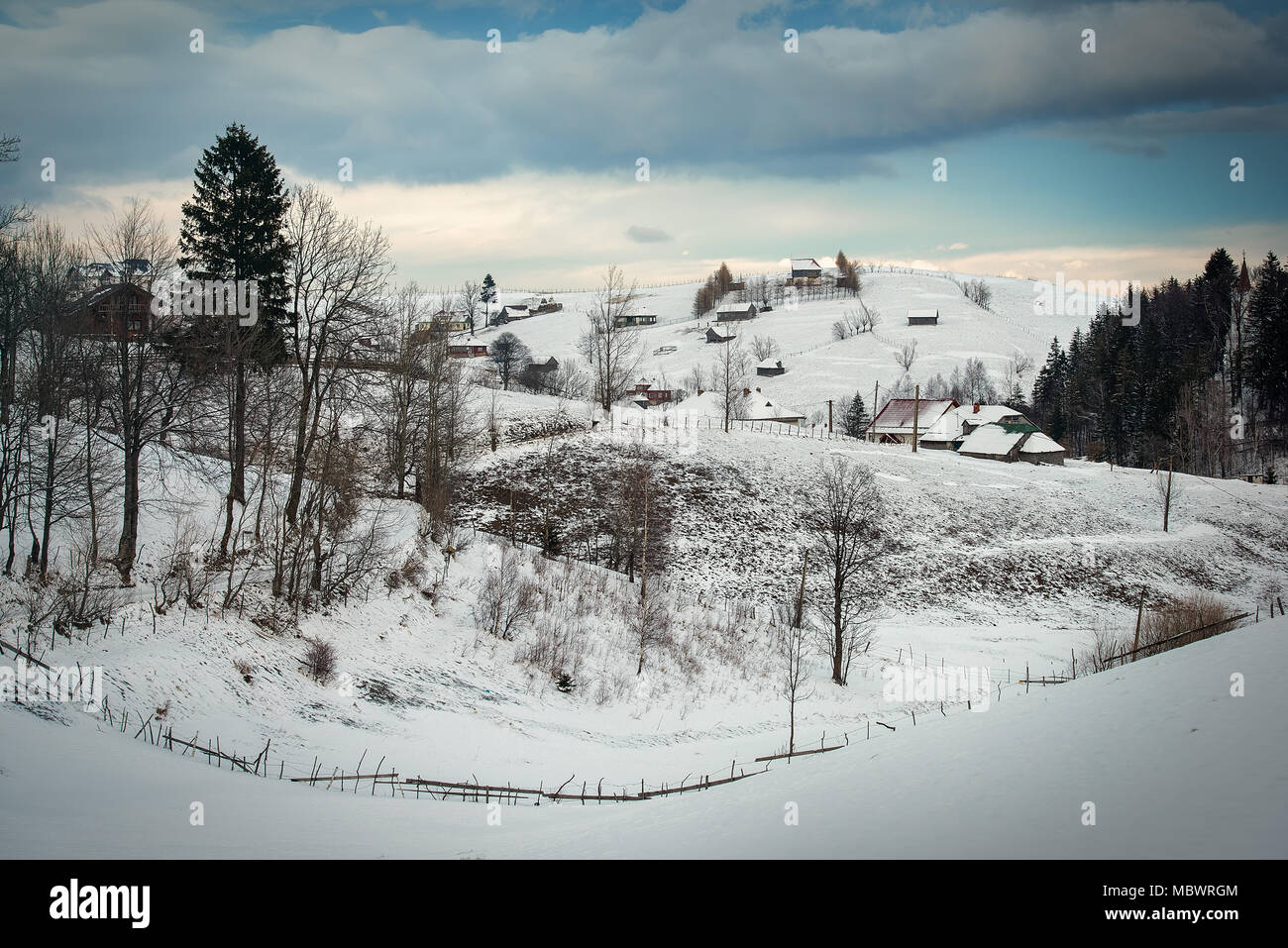 Rumänische Winterlandschaft in Carphatians Berg. Die ländliche Landschaft, in der Nähe von Bran Moeciu, Rumänien Stockfoto