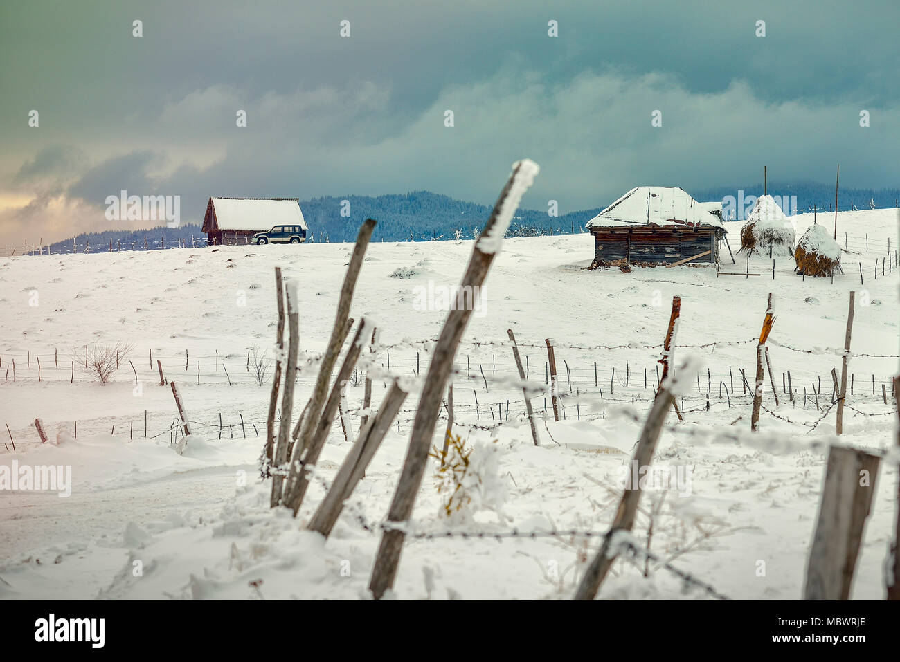 Rumänische Winterlandschaft in Carphatians Berg. Die ländliche Landschaft, in der Nähe von Bran Moeciu, Rumänien Stockfoto
