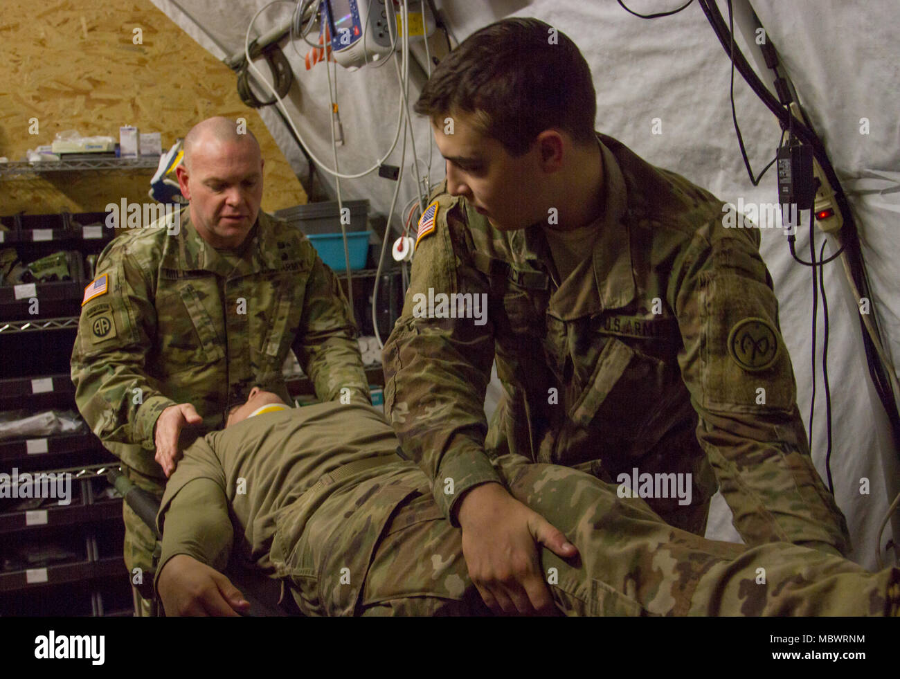 Yavoriv, Ukraine - 27 Infantry Brigade Combat Team Soldaten zugewiesen, die der Gemeinsamen multinationalen Ausbildung Gruppe - Ukraine (JMTG-U) nahmen an einem mascal Übung hier 14.01.12. Die Übung, die entworfen war, um ein Fahrzeug Kollision zu ähneln, wurde verwendet, um die JMTG-U der Medizinischen Sektion Bereitschaft und Fähigkeiten testen. Während der Übung die Mediziner, dass geantwortet hatte, triage und simulierte Opfer zu behandeln, bevor sie den Transport der Truppe Medizinische Klinik zur weiteren Pflege. (U.S. Armee Foto von Sgt. Alexander Rektor) Stockfoto